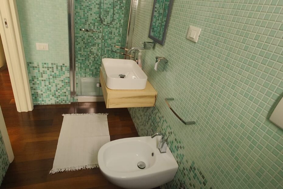 MaeraBedroomToilet_2